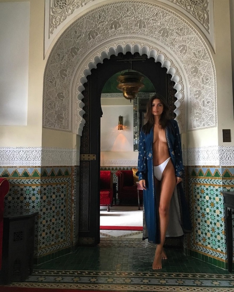 Горещата моделка Емили Ратайковски отхвърли всички забрани в Мароко и се снима гола (СНИМКИ 18+)