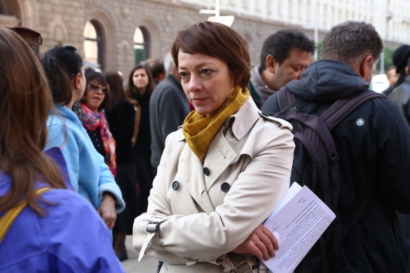 Прокопиева праща полиция и прокуратура срещу журналисти, а след това протестира за свободата им