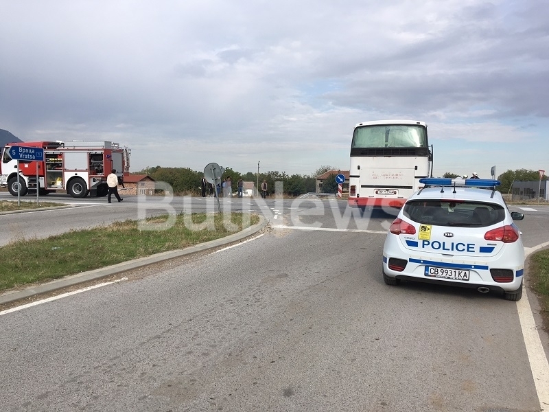 Кошмар край Враца: Автобус помете микробус с 9 пътници (СНИМКИ)