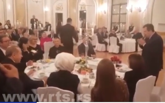 Горещ хит: Сръбският външен министър пее на маса за Ердоган "Osman Aga" (ВИДЕО)