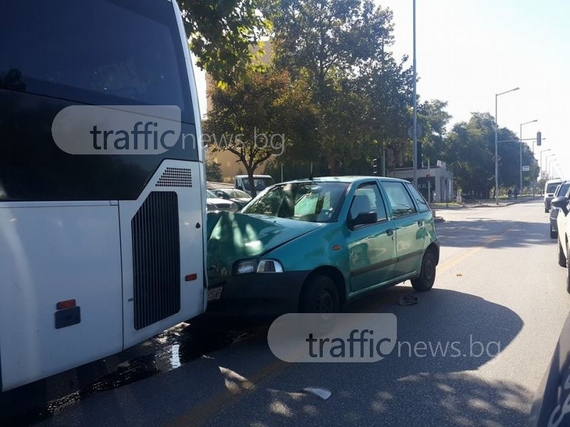 Кола се вряза в автобус в Пловдив (СНИМКИ)