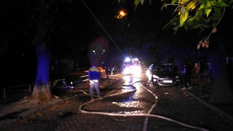 Страшният пожар в Бургас лумнал след пиянски скандал между клошари за жената на Иван Нереза (ВИДЕО)