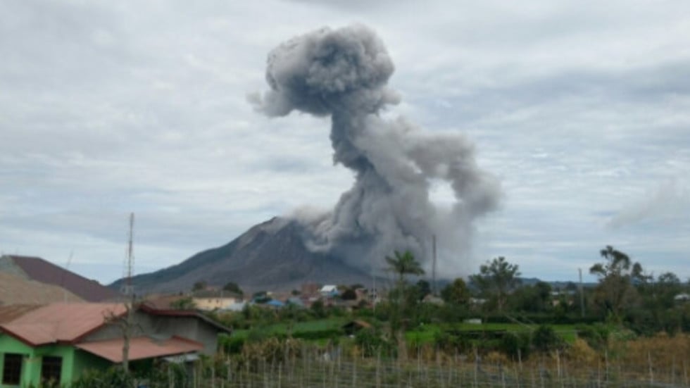 Вулканът Синабунг изригна зрелищно, изхвърли стълб от пепел на височина над 2 км (СНИМКА)