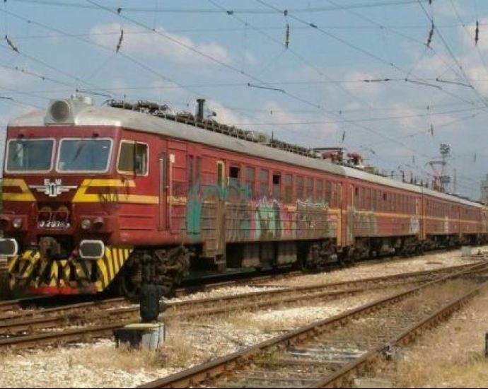 Цирк в БДЖ: Влакът Бургас - София отпътува без началника си, тя го гони с кола   