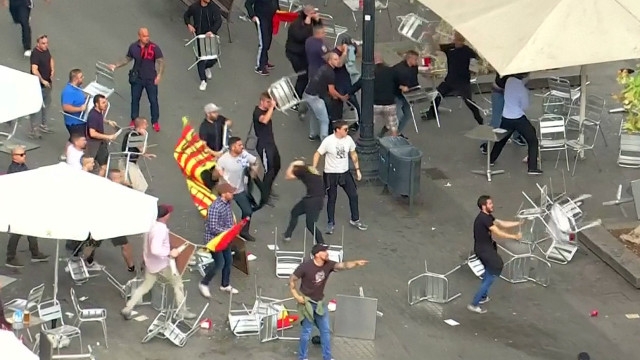 Погром в Барселона: Многохилядна разгневена тълпа излезе по улиците на града! Млатиха се със столове и стана страшно (СНИМКИ/ВИДЕО)