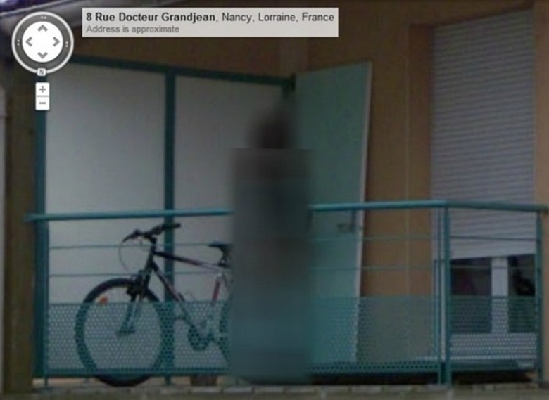 Хиляди се вцепениха от призрак в Google Street View, администрацията побърза да замаже страховитата фигура (СНИМКИ/ВИДЕО)
