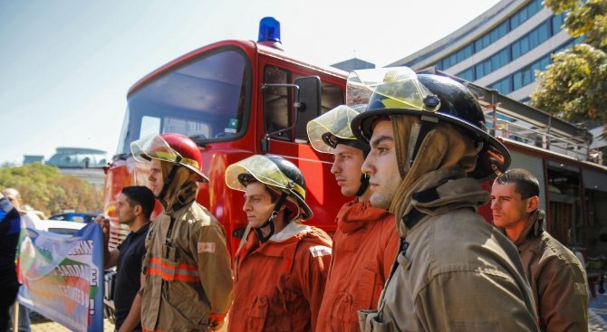 Десетки пожарникари се събраха на протеста пред МВР, при тях дойде и Валентин Радев 