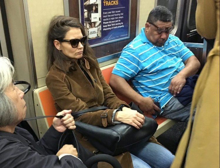 Заснеха бившата на Том Круз хремава в метрото (СНИМКИ)