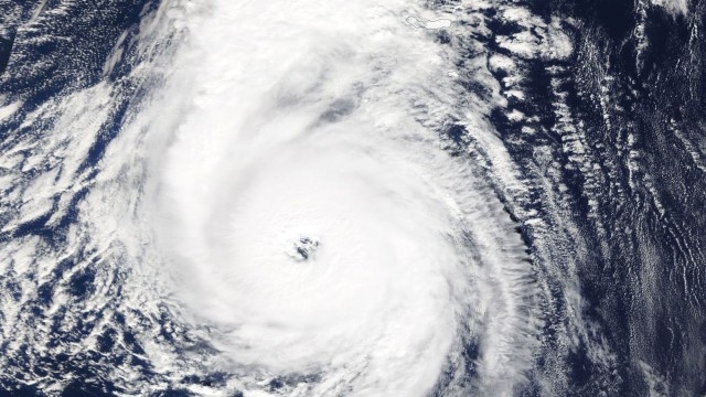 Ирландия и Великобритания се готвят за ураган страшилище (ВИДЕО)