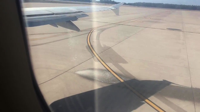 Живи факли! Очевидци заснеха на ВИДЕО мощен „водопад“ от гориво, докато си седят в самолета 