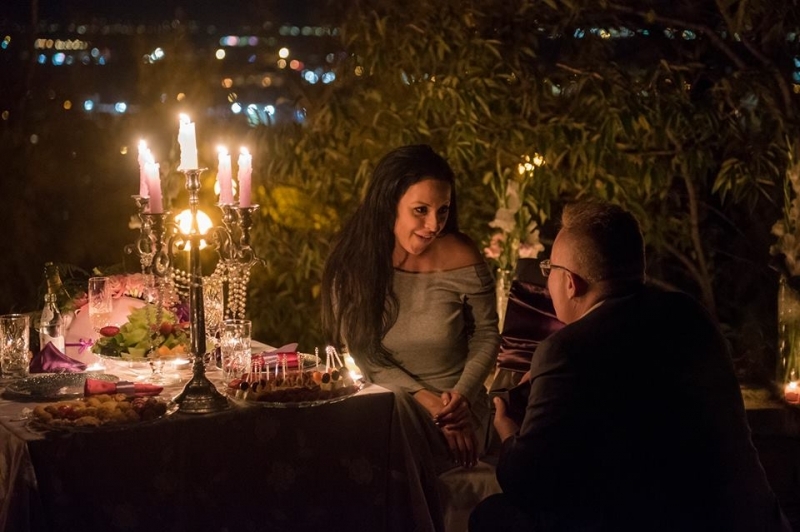 Диаманти и свещи на пловдивско тепе: Това романтично предложение за брак ще накара всички самотни дами да свият семейното гнездо (СНИМКИ) 