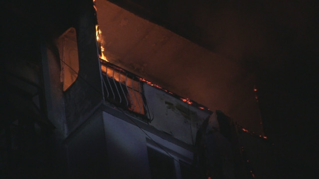 Голяма трагедия на осмия етаж в апартамент в Русе, пожарникари търсят труп с термокамера (СНИМКА)