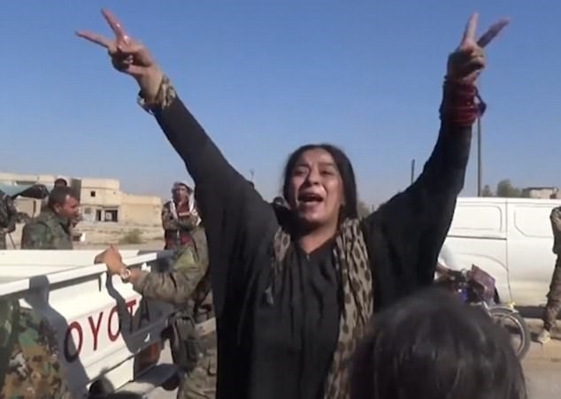 Най-накрая свобода! Радостните жени на Ракка захвърлиха бурките след освобождаването на града от ИДИЛ (СНИМКИ/ВИДЕО)