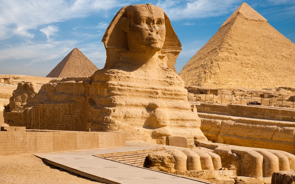 Учени със сензационно твърдение за Сфинкса, който бди над пирамидите в Египет 