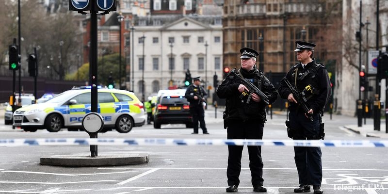 Нападател с нож атакува минувачи до станция на метрото в Лондон