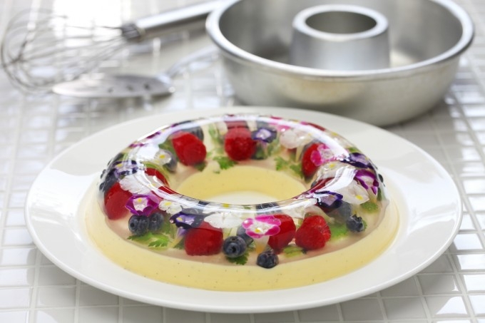 Как да си приготвим ванилов кекс с желирани цветя и горски плодове