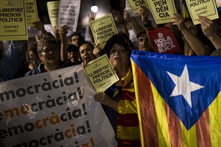 Цяла Каталония се вдигна на протести, 200 хиляди души излязоха по улиците на Барселона (СНИМКИ)