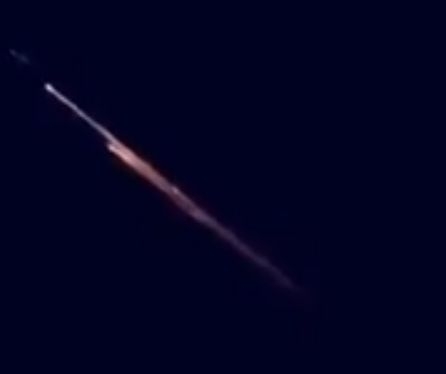 Странен падащ обект озари нощното небе над Дубай (ВИДЕО)