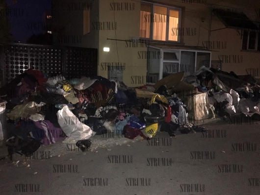 Йорданка дълги години складира купища боклуци в малката си стая! Синът й изрина всичко от вътре, а комшиите им в Благоевград са в потрес от видяното (СНИМКИ/ВИДЕО)