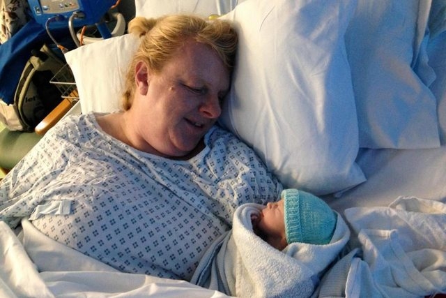 Британка стана майка на 48 години след 18 спонтанни аборта (СНИМКИ)