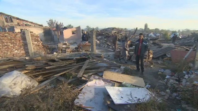 Ромите от столичния жк „Орландовци” остават сред руините на незаконните си къщи (СНИМКИ)