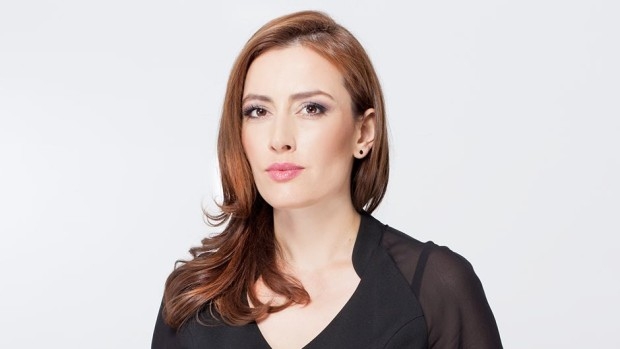 Красивата новинарка на bTV Лиляна Боянова не прилича на себе си, големите й гърди...