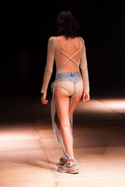 Възмутително: Японски дизайнери показаха дънки, които разголват жената отпред и отзад (СНИМКИ)