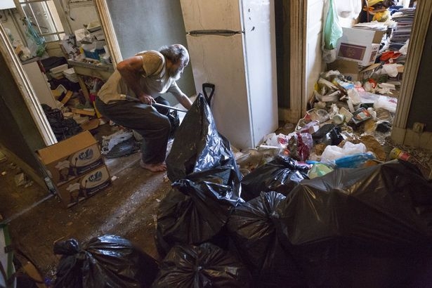 Никога не сте виждали такъв апартамент! Този човек е събрал толкова боклуци от кофите, че не може да мине през вратата (СНИМКИ)