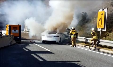 35 огнеборци гасиха пламнала Tesla (ВИДЕО)