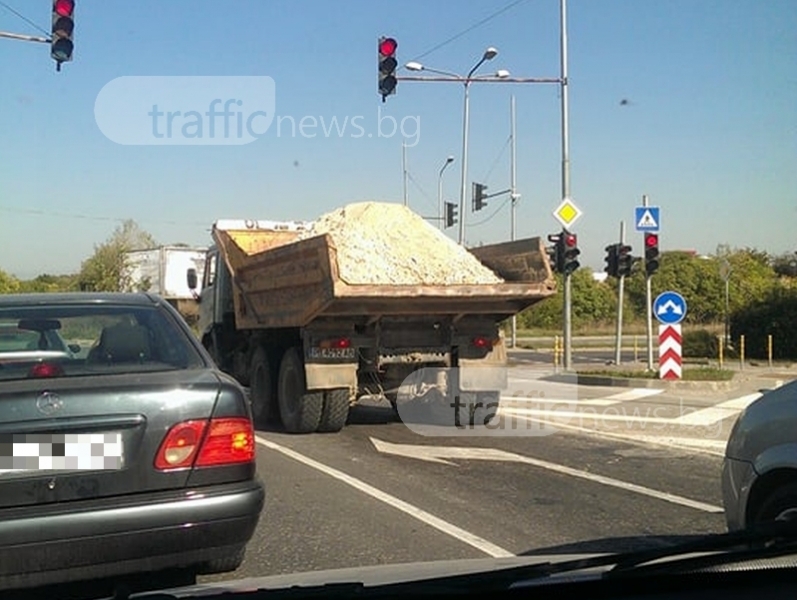 Шофьори в Пловдив в паника заради този камион (СНИМКИ)