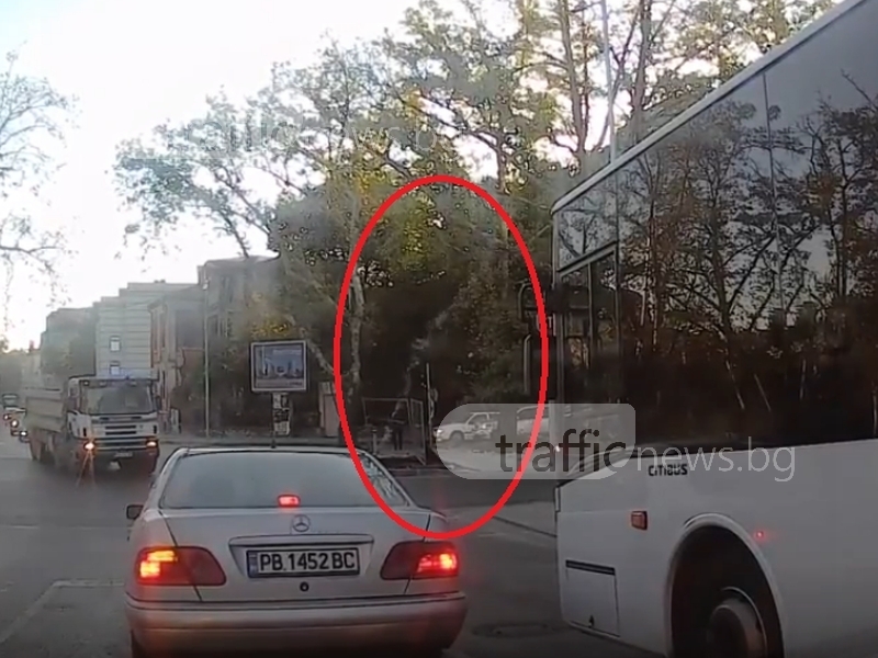 Деца вандали хвърлиха пиратка по автобус в Пловдив, тя гръмна върху мерцедес (ВИДЕО)