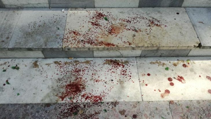 Смразяващи подробности: Баща и син роми са закланите с бутилки и ножове в Паничерево, цял площад е в кръвта им! (СНИМКИ 18+)