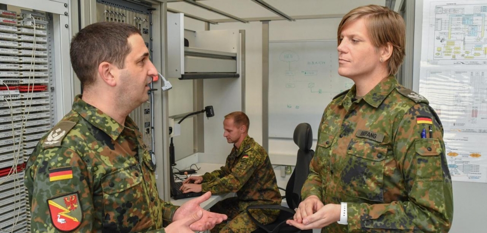 Докъде се докараха: Първият транссексуален офицер в немската армия се кипри в рокля извън строя (СНИМКИ/ВИДЕО)