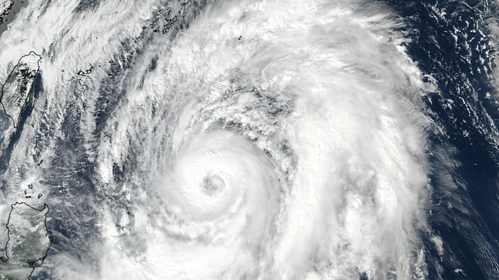 Тайфунът Лан приближава Япония, властите приканват десетки хиляди към евакуация 