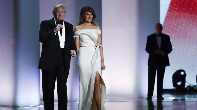 Мелания направи нещо уникално с роклята, която носеше на бала след инагурацията на президента Доналд Тръмп