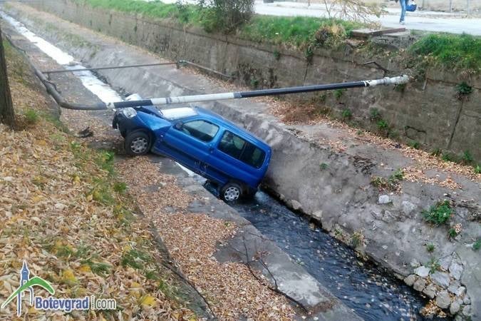 Баничарка цопна в Стара река след зрелищна среднощна каскада в Ботевград (СНИМКИ)