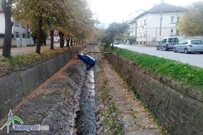 Баничарка цопна в Стара река след зрелищна среднощна каскада в Ботевград (СНИМКИ)