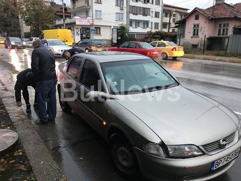 "Опел" помете възрастна пешеходка на натоварен булевард във Враца, асфалтът е в кръв (СНИМКИ)