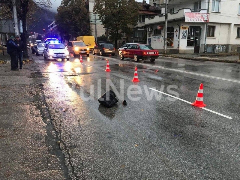 "Опел" помете възрастна пешеходка на натоварен булевард във Враца, асфалтът е в кръв (СНИМКИ)