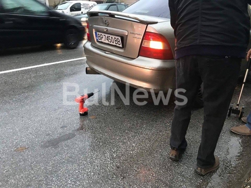 "Опел" помете възрастна пешеходка на натоварен булевард във Враца, асфалтът е в кръв (СНИМКИ)