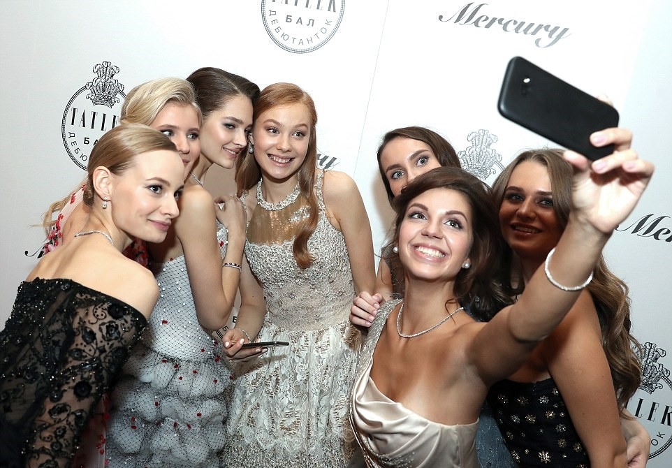 Истинска приказка! Красавиците на руския елит блеснаха на бала на дебютантите в Москва (СНИМКИ)