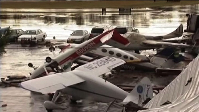 Мощно торнадо преобърна самолети и автомобили (ВИДЕО)