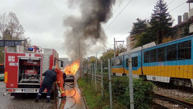 На косъм от взрив: Кола на газ изгоря като факла на натоварен булевард в София (СНИМКА)