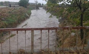 Първи СНИМКИ от ужаса в село Равнец, ако язовирната стена се скъса, всичко ще е под вода