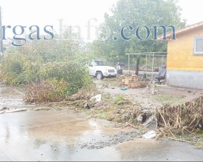 Вижте как водната стихия наводни десетки къщи в бургаския кв. Горно Езерово (СНИМКИ)  