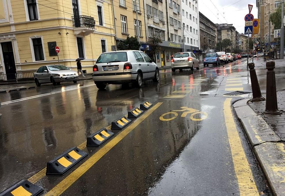 Въпреки критиките велоалеята на столичната улица "Раковска" остава без корекции (СНИМКИ)
