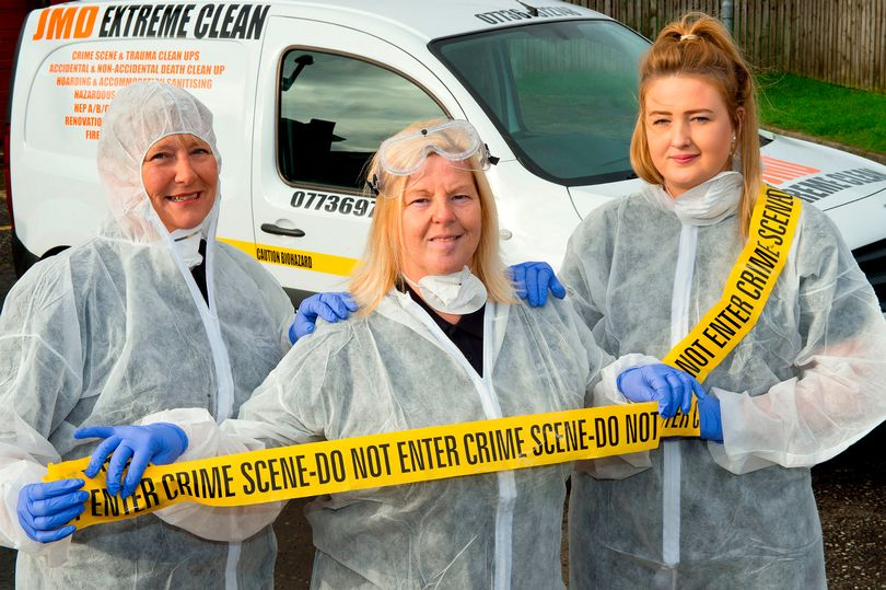 Три жени чистят къщи след кървави убийства и внезапна смърт, търсят трупове сред боклуци (СНИМКИ 18+)