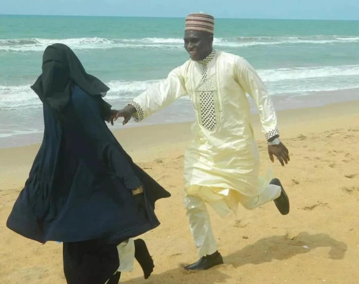 Любовните игри на мюсюлманска двойка на плажа разбуниха духовете в мрежата (СНИМКА)