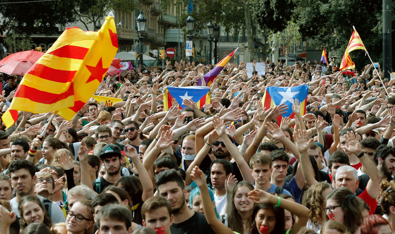 Ново 20! Минути след обявената независимост каталонците посърнаха, ето какво се случва в момента... (НА ЖИВО)