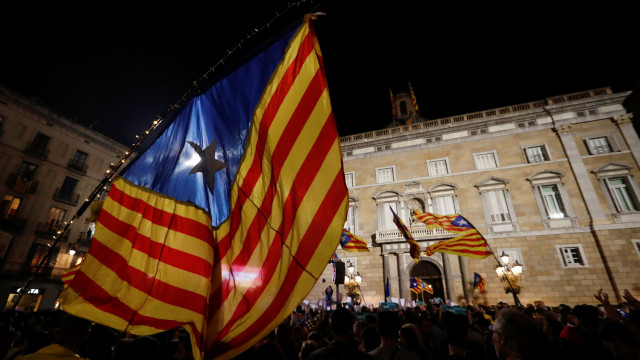В Испания ври и кипи след обявената независимост в Каталония: Щурм и сблъсъци с полицията (СНИМКИ/ВИДЕО)